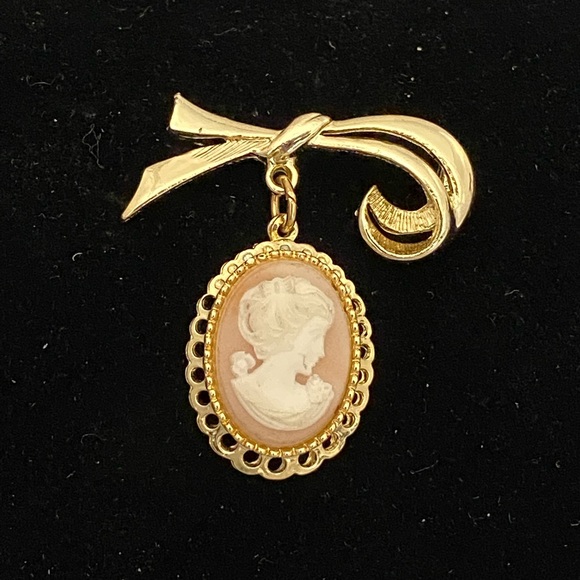 Gold tone pin with pink cameo - Picture 1 of 3